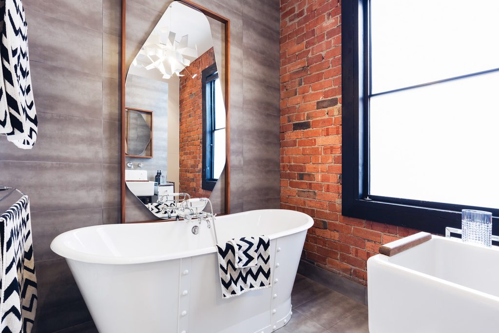 ruimte badkamer met wit industrieel losstaand bad