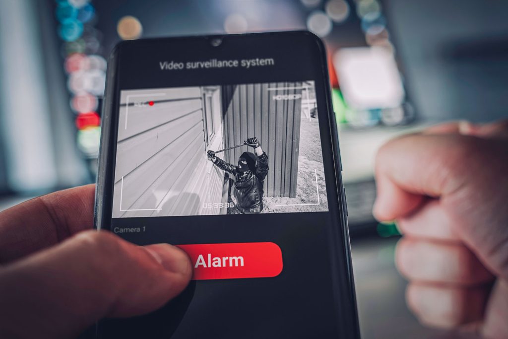un propriétaire enclenche l’alarme en apercevant un cambrioleur en live sur son smartphone