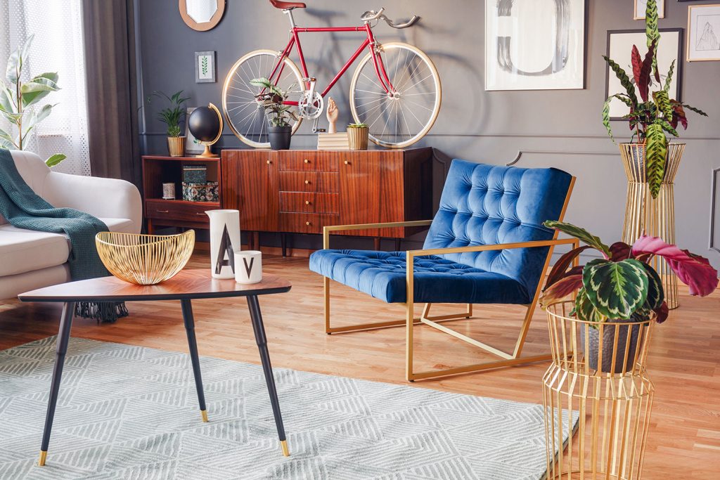 living de style vintage avec des meubles colorés et des accessoires dorés