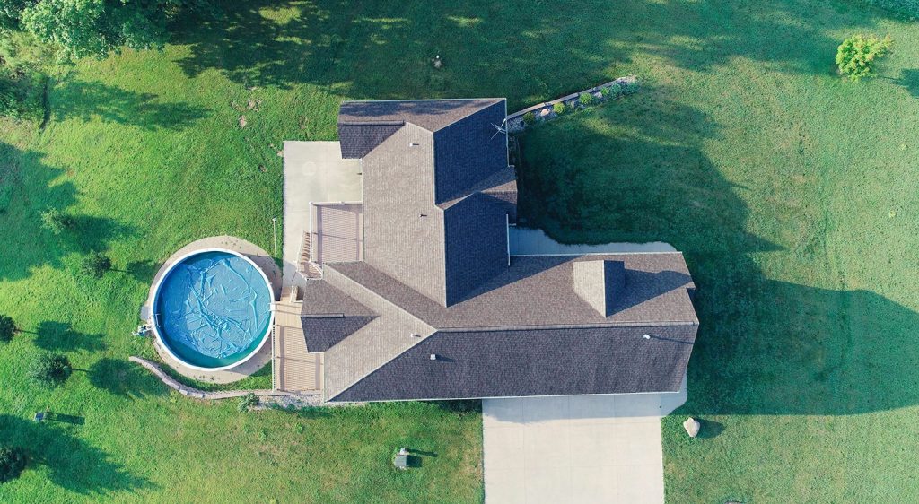 prise de vue aérienne par drone d’une villa avec piscine et vaste jardin