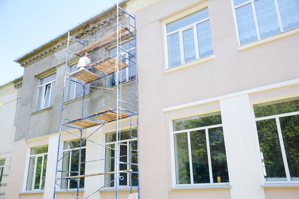 travaux de peinture façade habitation avec échafaudage