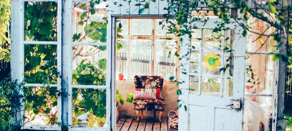 Veranda d'un logement avec plantes et fauteuil