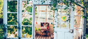 Veranda d'un logement avec plantes et fauteuil
