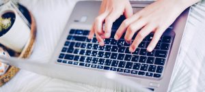 Handen op toetsenbord van laptop