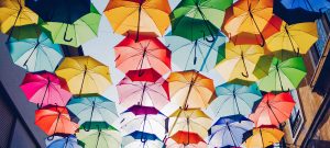 Paraplu's in verschillende kleuren om zich te beschermen