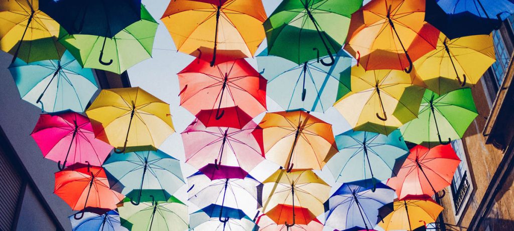 Parapluies de differentes couleurs pour se proteger