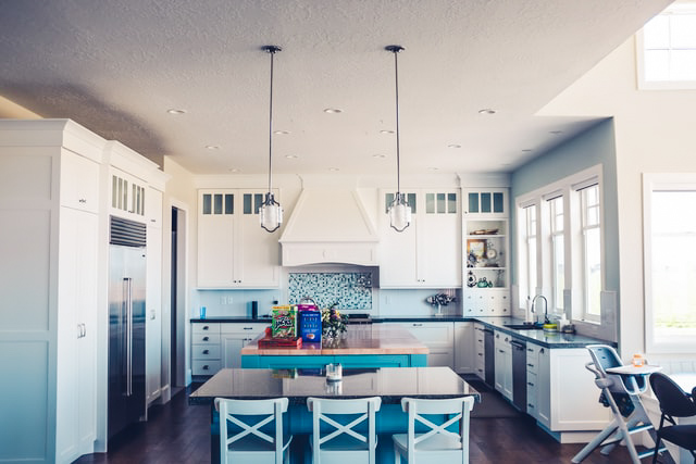 Moderne open keuken in blauwe tinten.