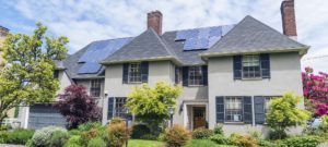 mooi huis met zonnepanelen op het dak