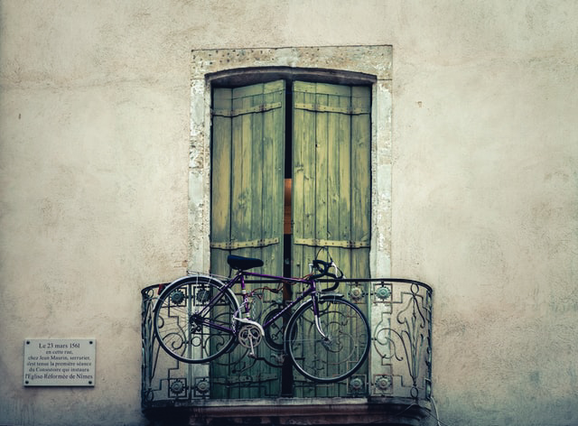 voor een huis en een fiets die aan het hek voor het huis hangt