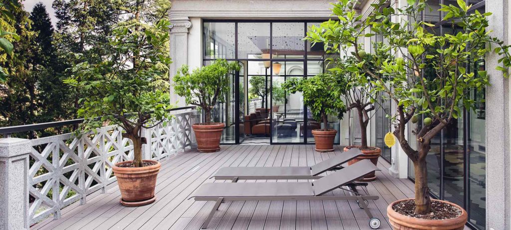 jolie terrasse en bois avec des plantes vertes en ville