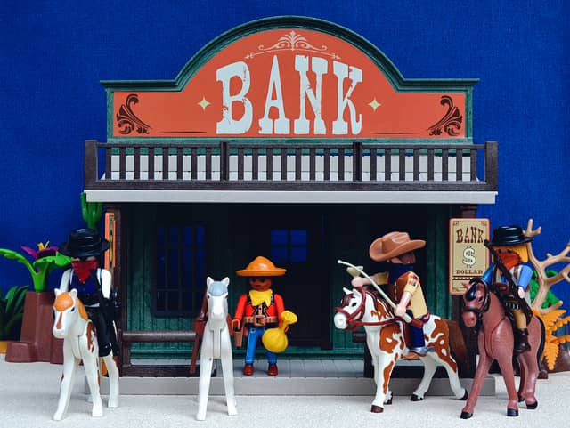 décor playmobile d’une banque et de cambrioleurs à cheval