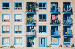 Appartement met blauwe ramen en deuren