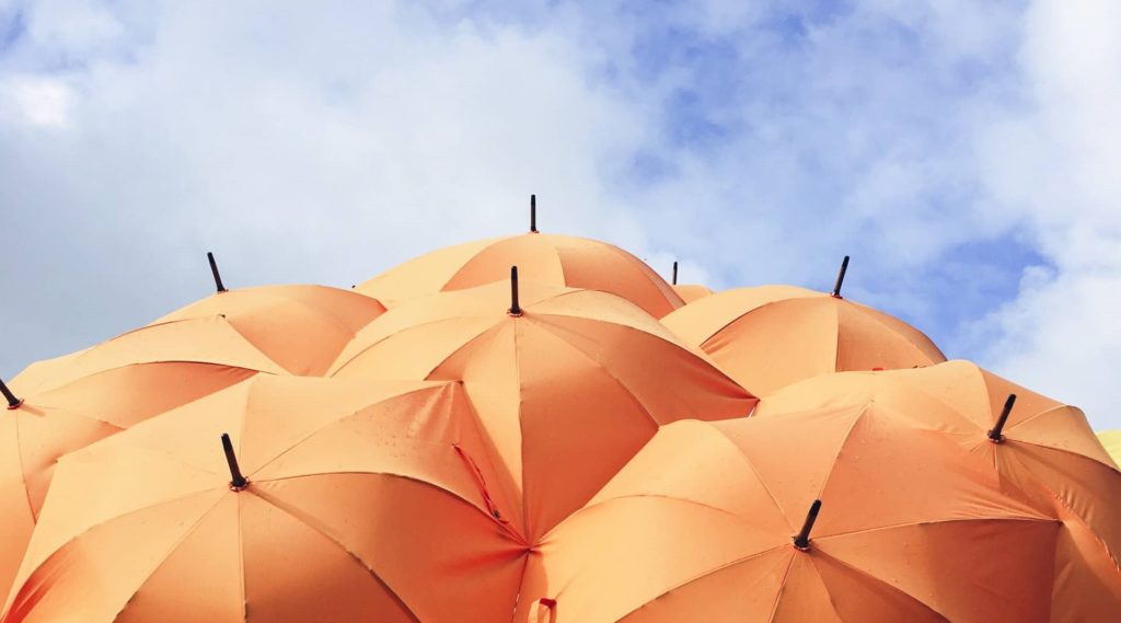 ciel rempli de parapluie en orange