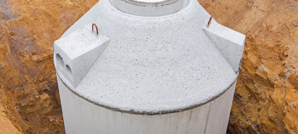 betonnen regenwaterput ingegraven in de grond