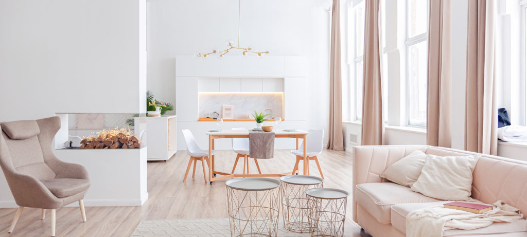: woonkamer vol licht en trendy meubilair, hoge ramen met beige gordijnen