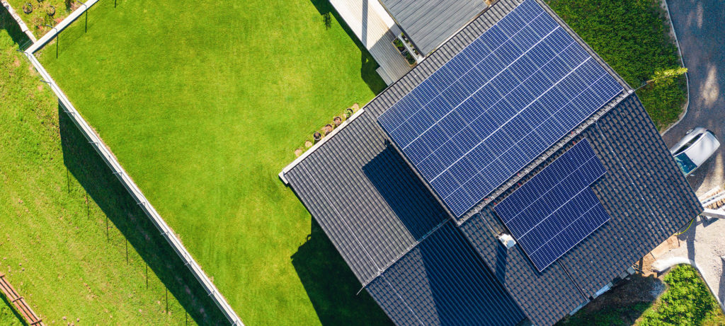 vue aérienne habitation avec panneaux photovoltaïques sur toit