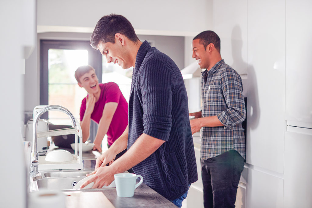 occupants ou colocataires font la vaisselle dans la cuisine
