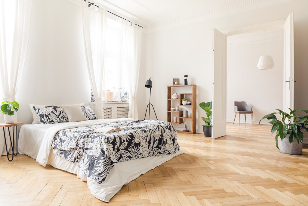 slaapkamer met houten vloer in visgraatmotief