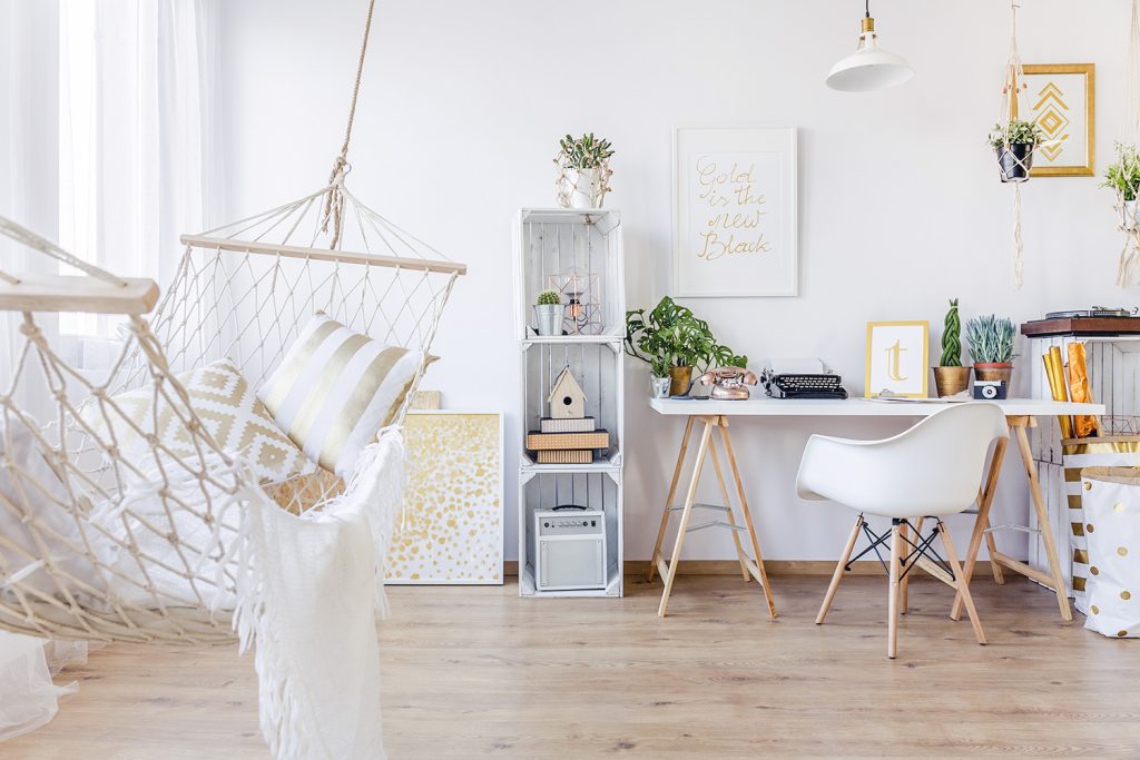 bureauruimte met witte meubels en hangmat