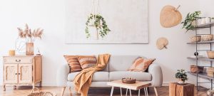 appartement met beige zetel en hangplant
