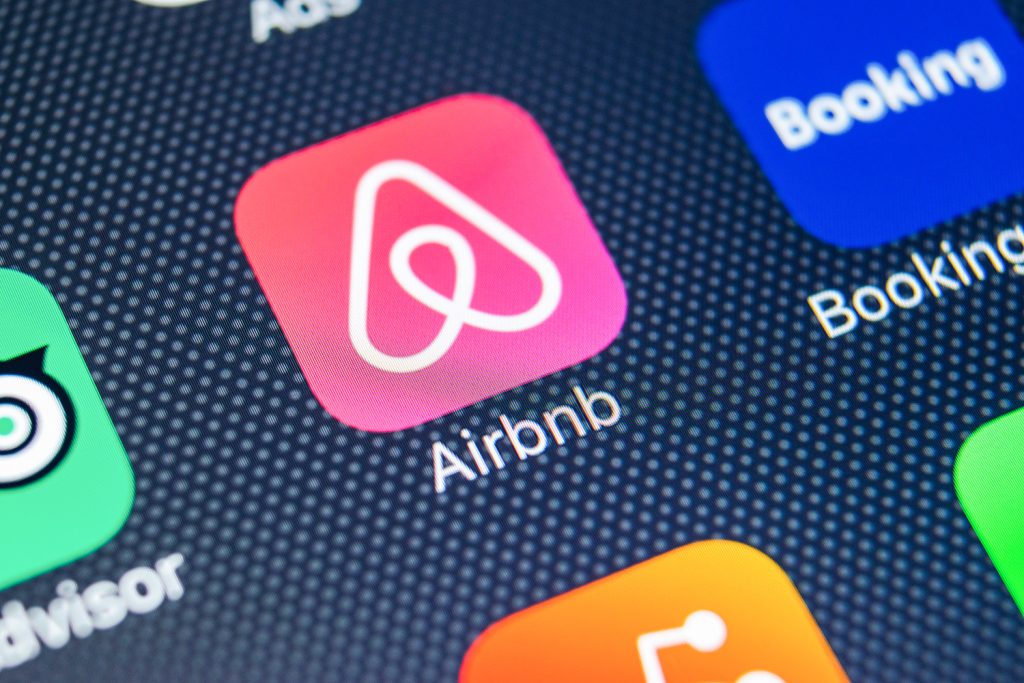 logo app Airbnb op smartphonescherm
