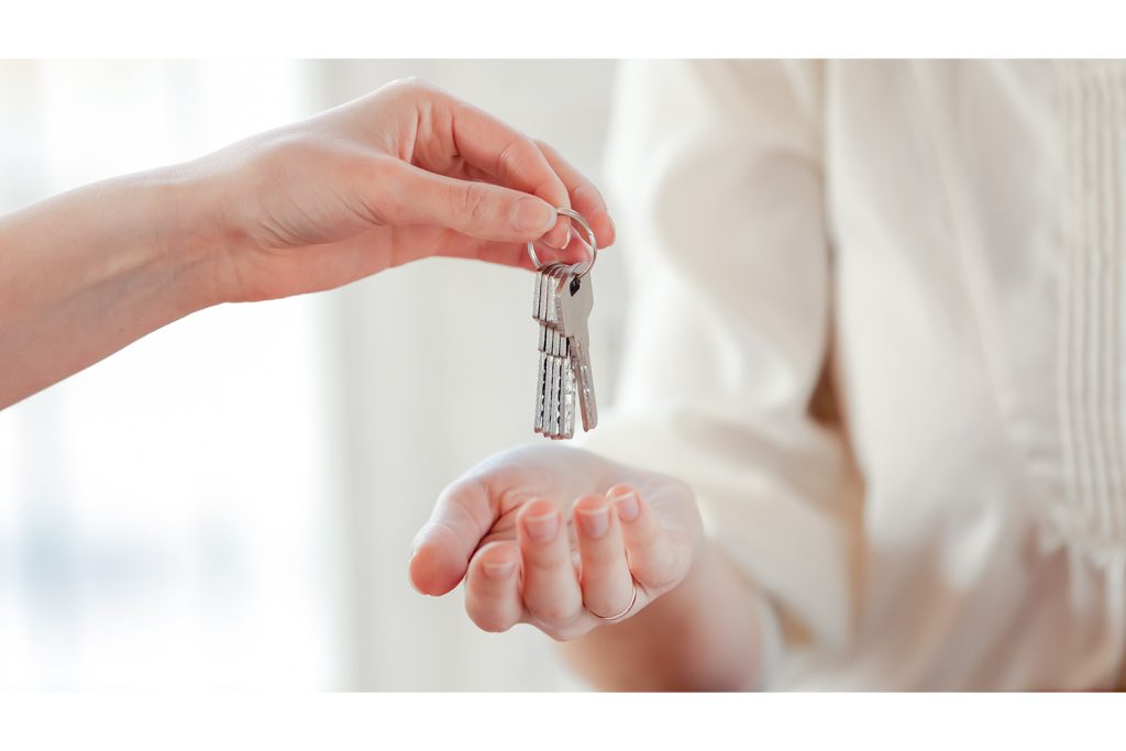 vrouw ontvangt sleutels woning