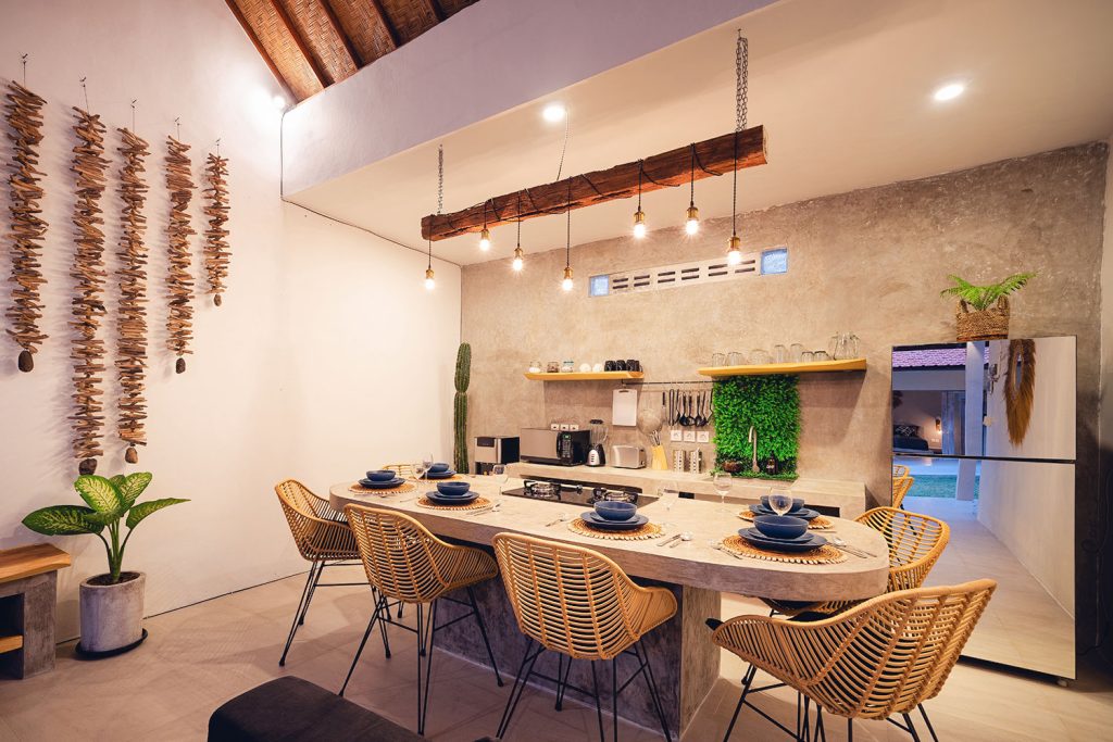 keuken en eetkamer in zuiderse stijl met gezellige sfeerverlichting