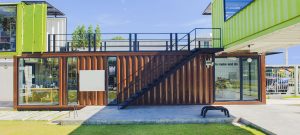 habitation container brun et vert avec terrasse