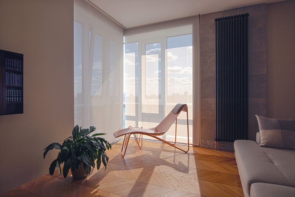 witte gordijnen en ligstoel voor raam appartement