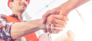 close-up handshake met bouwaannemer