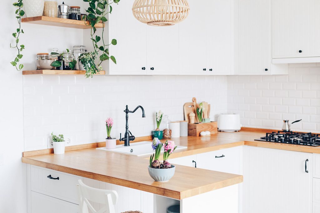 witte klassieke U-vormige keuken met houten werkblad