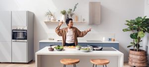 jonge vrouw danst in nieuwe moderne keuken