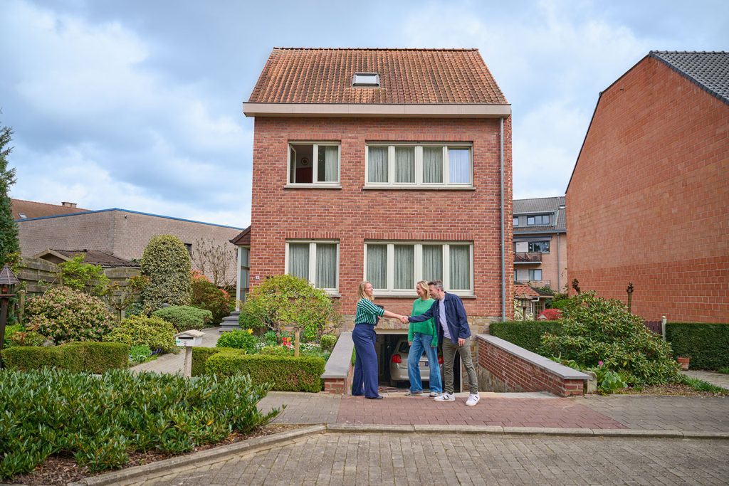 koppel bezoekt huis met vastgoedmakelaar