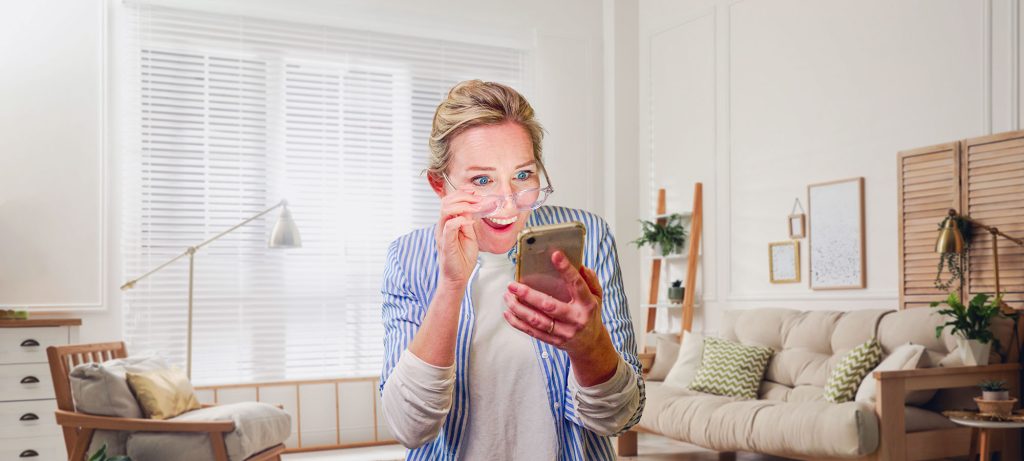 Une femme découvre une application sur son smartphone