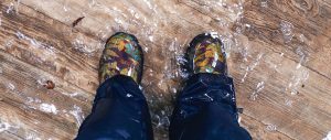 Gros plan sur des bottes sur un parquet inondé