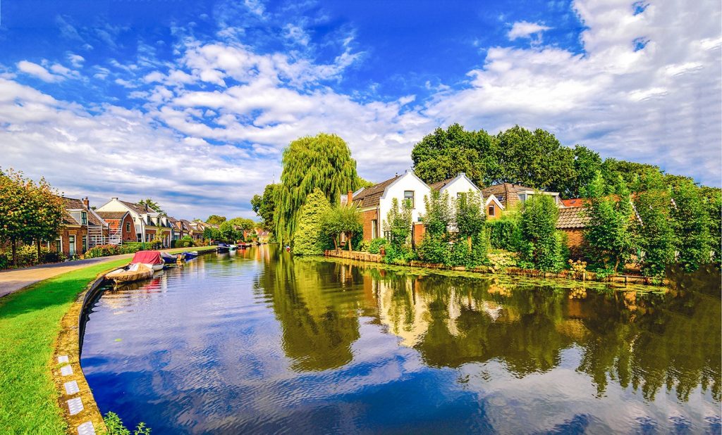 huizen langs vredig riviertje