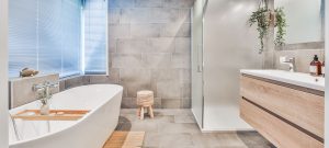 moderne badkamer met badkuip en inloopdouche