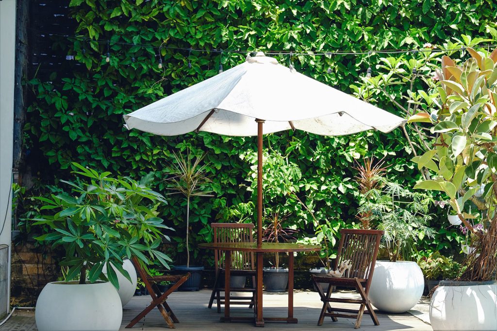 Tafelparasol in mooie groene tuin