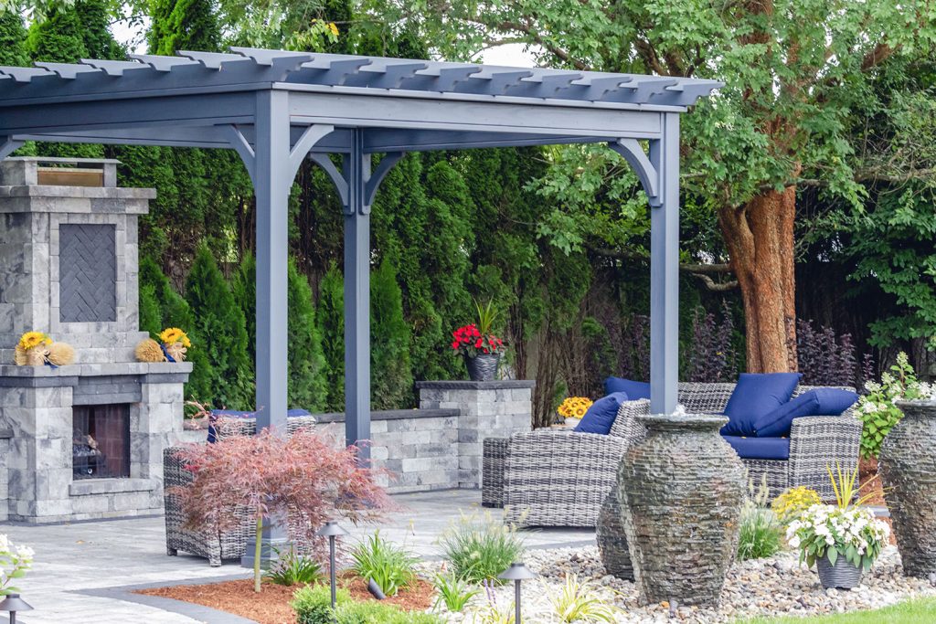 Mooie houten gazebo in verzorgde tuin