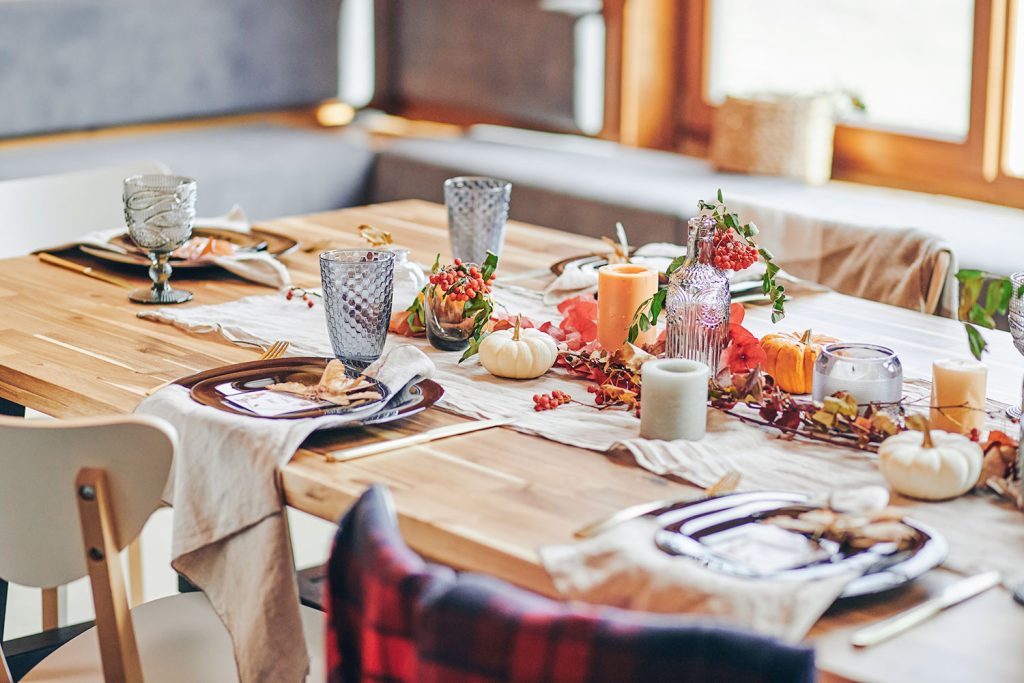 Herfstdecoraties op eettafel