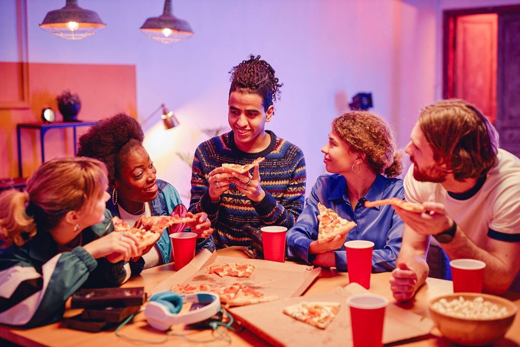 amis étudiants mangent ensemble pizza