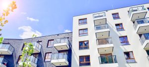 appartements modernes, façades noires et grises avec balcon