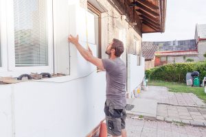 homme place éléments de façade isolants