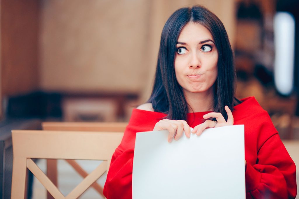 jeune femme déchire document