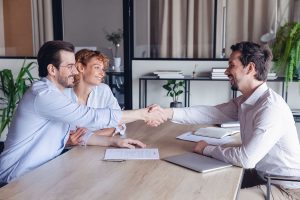 couple serre la main d’un employé de banque