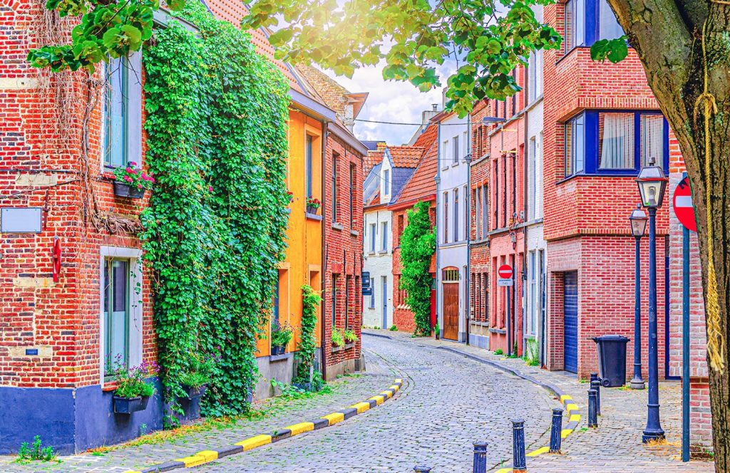 Charmante petite rue avec maison de rangée en briques