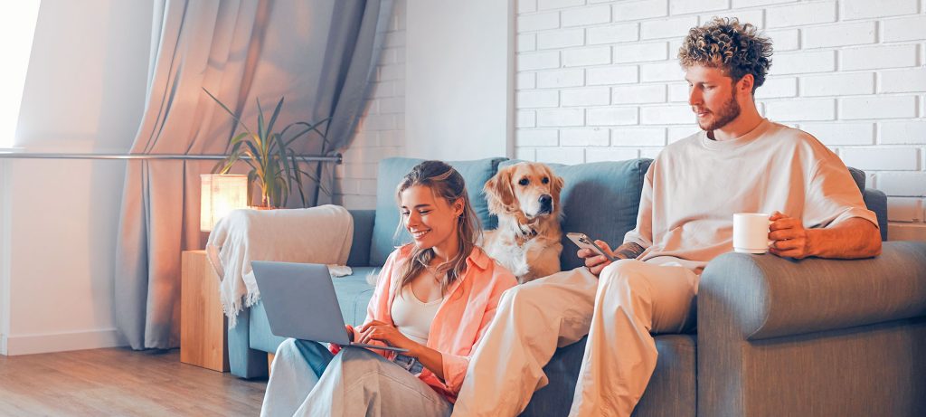 Koppel met hond in de sofa