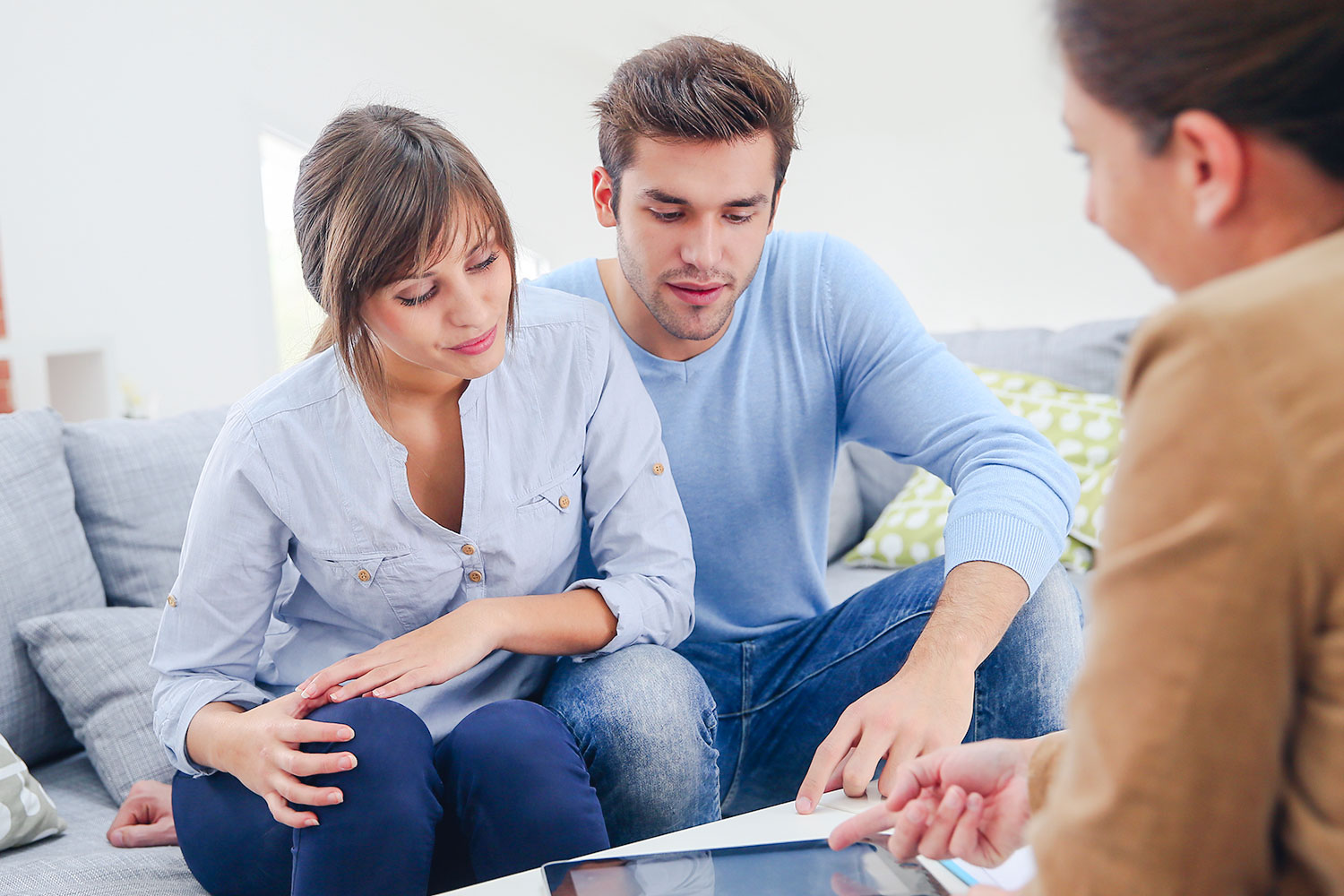 jeune couple examine contrat sur une tablette