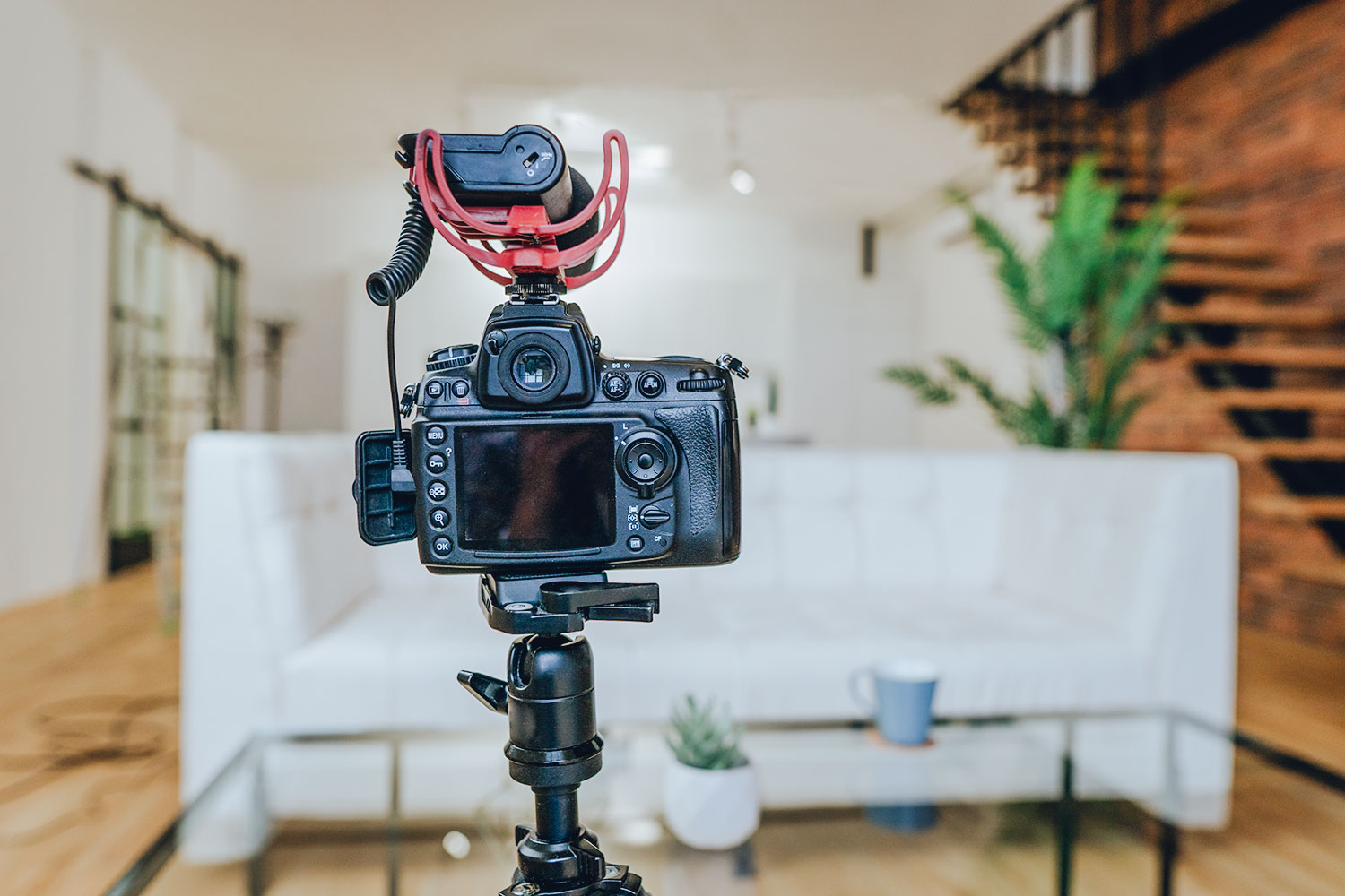 professionale camera op statief in woonkamer