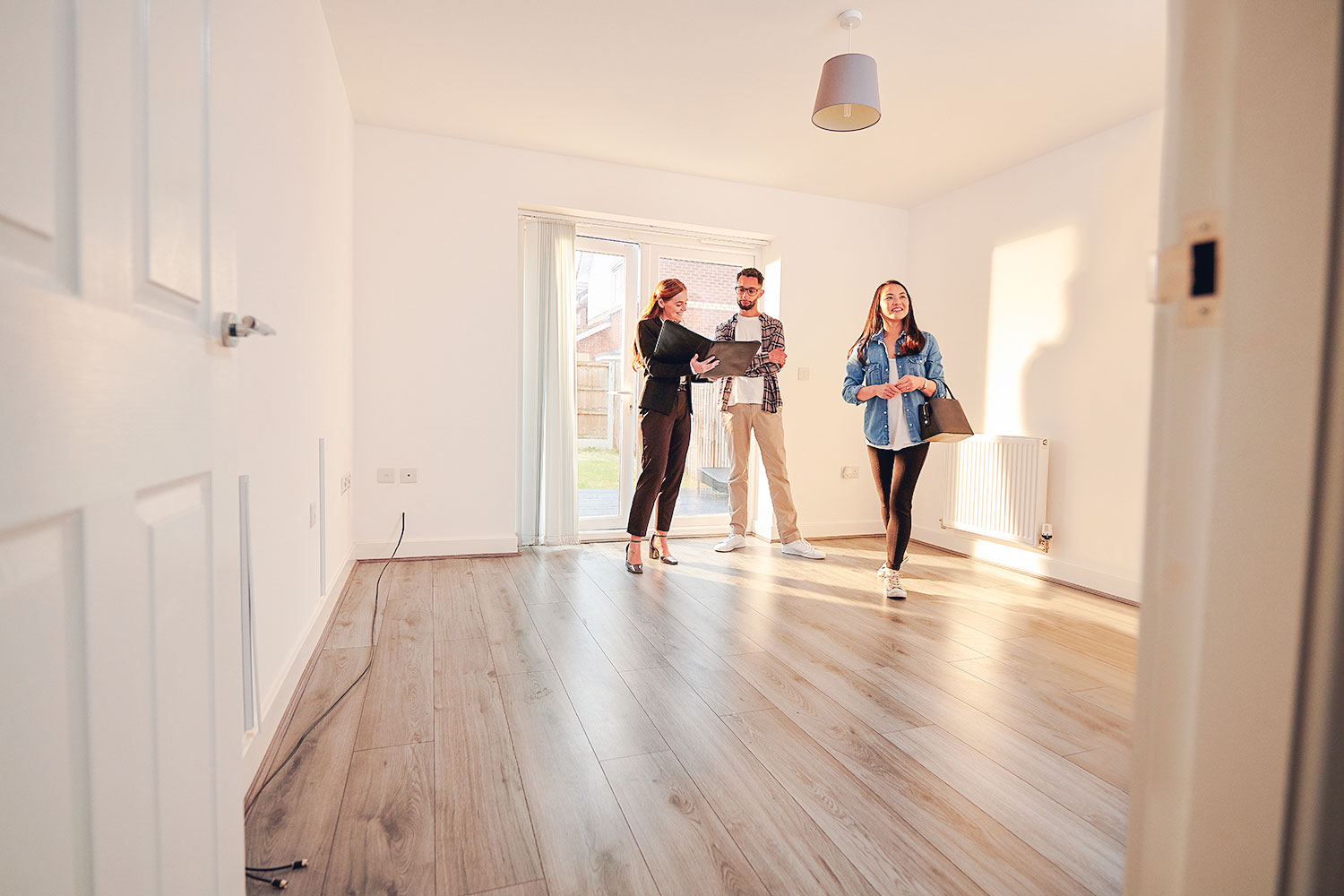 couple de jeunes acheteurs potentiels visite appartement